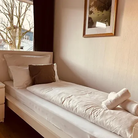 B23 Hostel Fuer Max 16 I 2 Baeder I Grosse Kueche I Wlan I Parken شقة